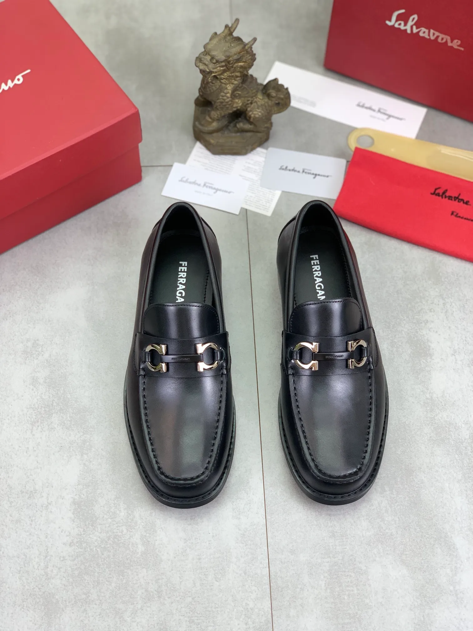 Men's Men's Shoes 💰P460💰[New Style] Water-dyed Niuli 🆘[Salvatore Ferragamo] Ferragamo's latest casual business leather shoes for men! Available at counters simultaneously! The fabric is made of specially imported original calfskin, the lining is made of imported water-dyed cowhide, and the original combination outsole is absolutely luxurious and leads the fashion trend. Matching code: 38-45; 3️⃣ colors available